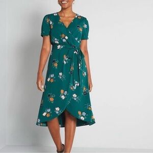 ModCloth Size L Green Floral Poetic Presence Pleated Faux Wrap Lined Dress